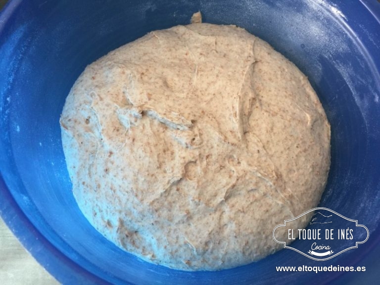 Una vez que ha crecido, algo más de 1h sacamos la masa y la amasamos cuidadosamente para desgasificarla.